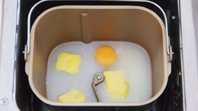 高筋面粉和低筋面粉有什么区别?我们用吐司来做了一次对比实验。