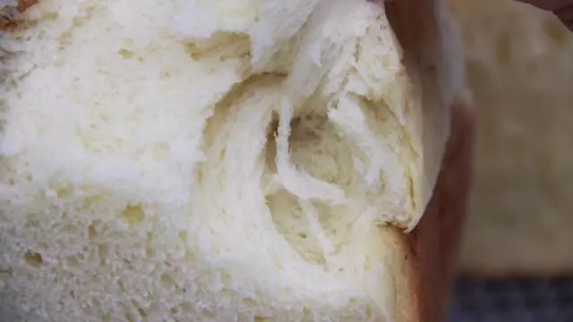 高筋面粉和低筋面粉有什么区别?我们用吐司来做了一次对比实验。