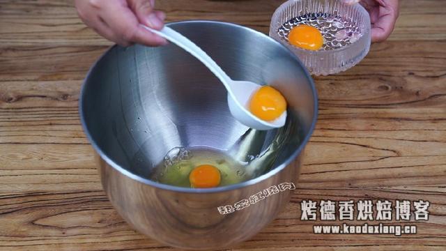 五个鸡蛋加点面粉就能做个大蛋糕，不用烤箱不用泡打粉特简单！