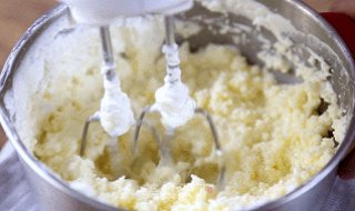 自制黄油——奶油打发过头了怎么办?教你一招变废为宝