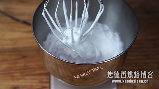 五个鸡蛋加点面粉就能做个大蛋糕，不用烤箱不用泡打粉特简单！