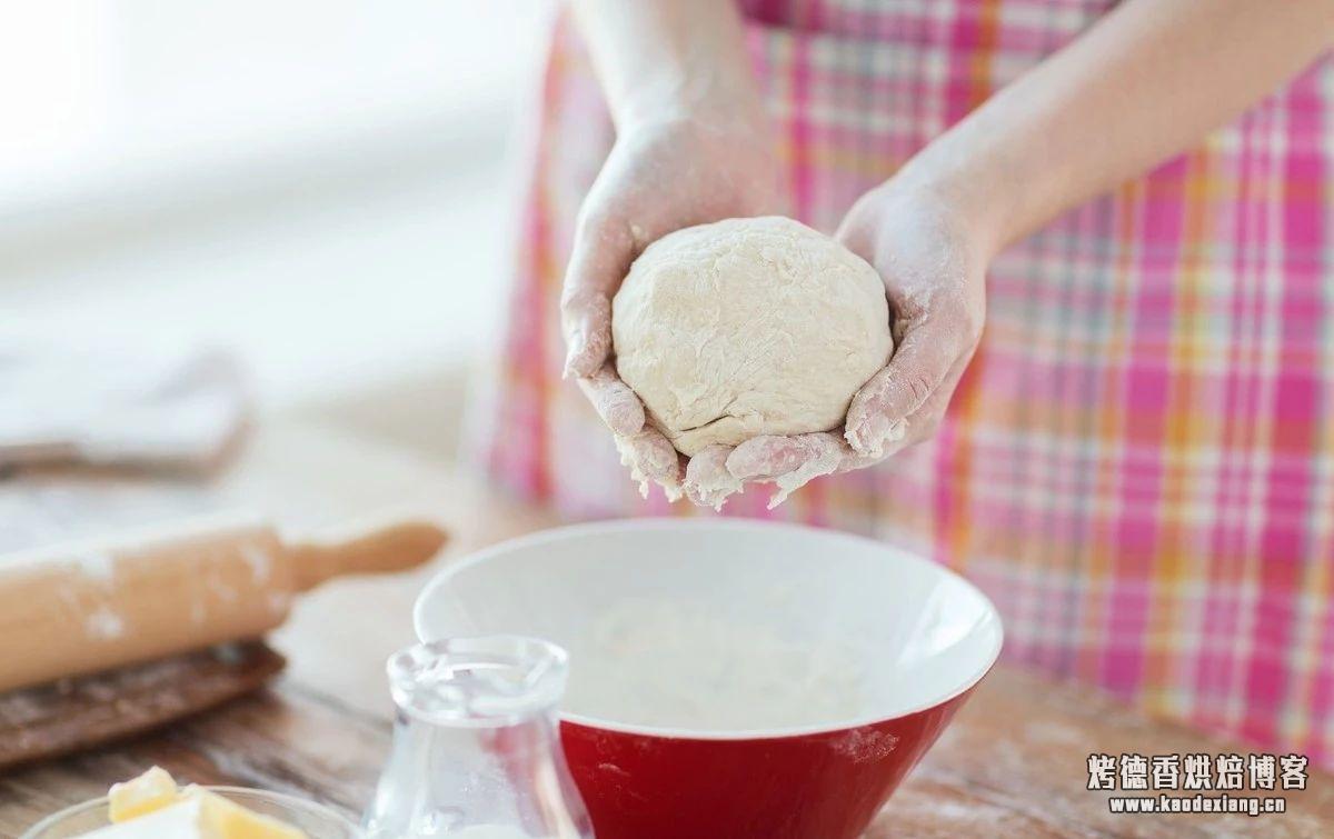 高筋面粉和低筋面粉有什么区别？蒸馒头做面条该用哪种？