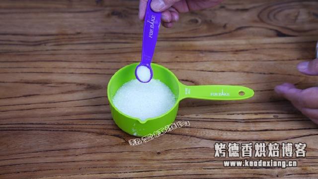 五个鸡蛋加点面粉就能做个大蛋糕，不用烤箱不用泡打粉特简单！