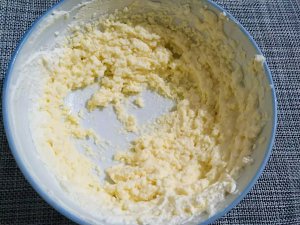 黄油打发奶油怎么做?淡奶油简单自制黄油（附注意事项）