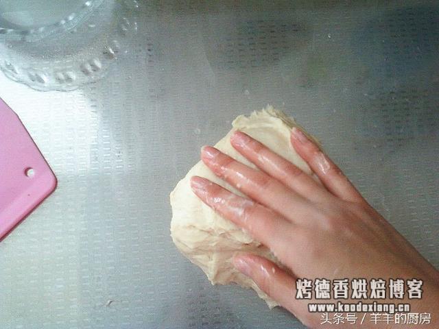 面包揉面包出膜技巧？史上最详细手工揉面方法，窍门、手法全在里面，包你做出成功面包