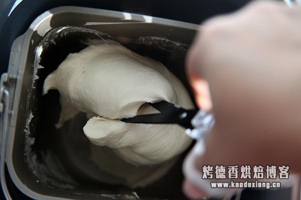 面包机揉面出膜的诀窍 面包机100%出膜的2个简单小技巧！