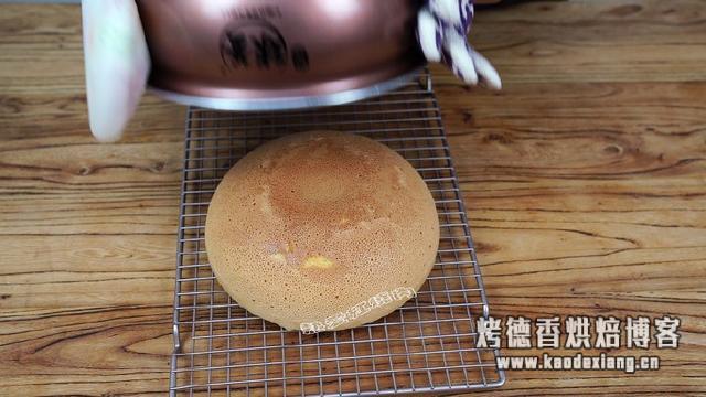 五个鸡蛋加点面粉就能做个大蛋糕，不用烤箱不用泡打粉特简单！