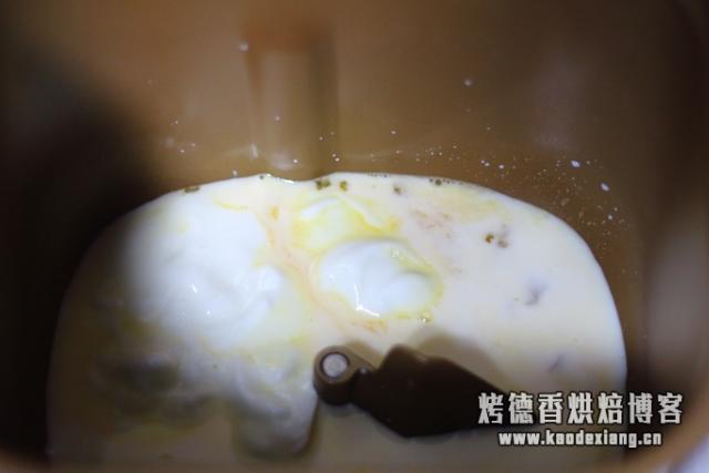 面包机一键式做出来的面包,又柔软又好吃,早餐吃它最讨懒人喜爱