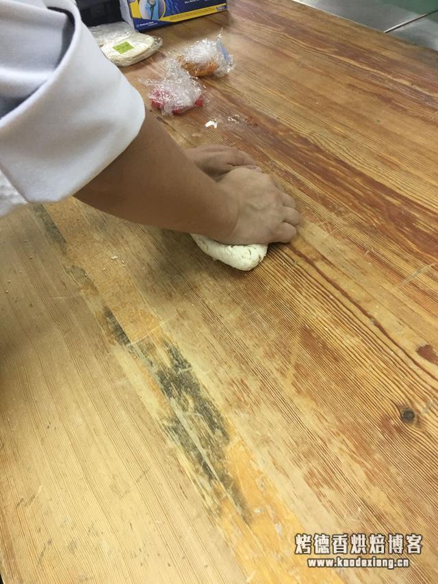 揉面，我教您一招，照着做又光又滑又好用，赶快试试吧！如何揉面不粘手
