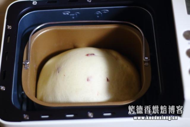 面包机一键式做出来的面包,又柔软又好吃,早餐吃它最讨懒人喜爱