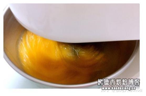 【蛋糕教程】手把手教你做海绵蛋糕,松软香甜,做法简单