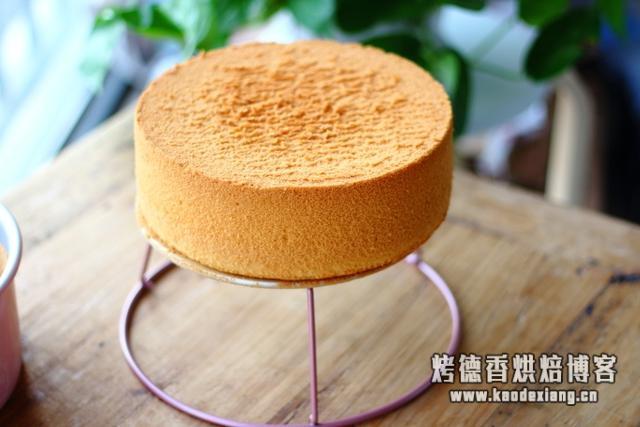 8寸戚风蛋糕的做法,适合烘焙新手制作,口感细腻绵软,零失败