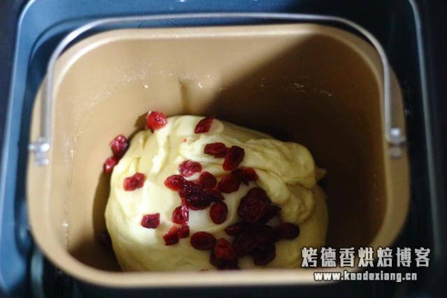 面包机一键式做出来的面包,又柔软又好吃,早餐吃它最讨懒人喜爱