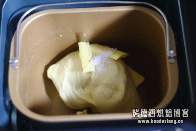 面包机一键式做出来的面包,又柔软又好吃,早餐吃它最讨懒人喜爱