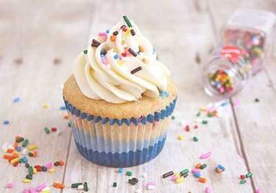 做杯子蛋糕纸杯是带纸杯一起烤吗？