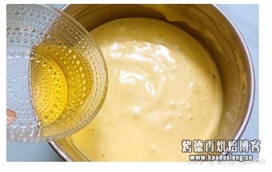 【蛋糕教程】手把手教你做海绵蛋糕,松软香甜,做法简单