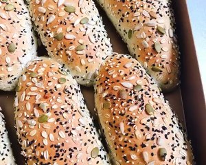 软到不知所措的芝麻包 制作方法