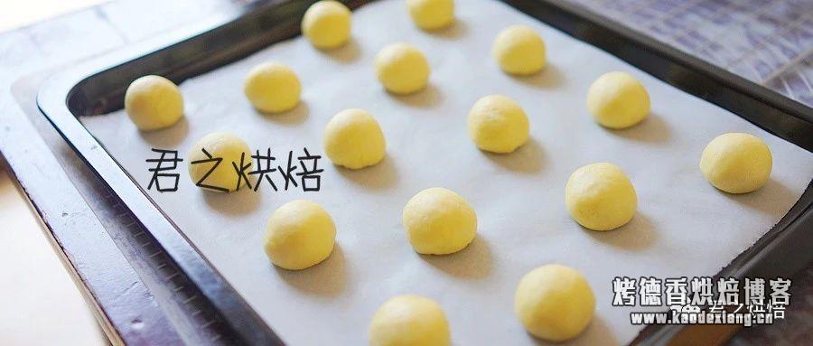 面包制作方法  一口小面包，有着非常诱人的香味