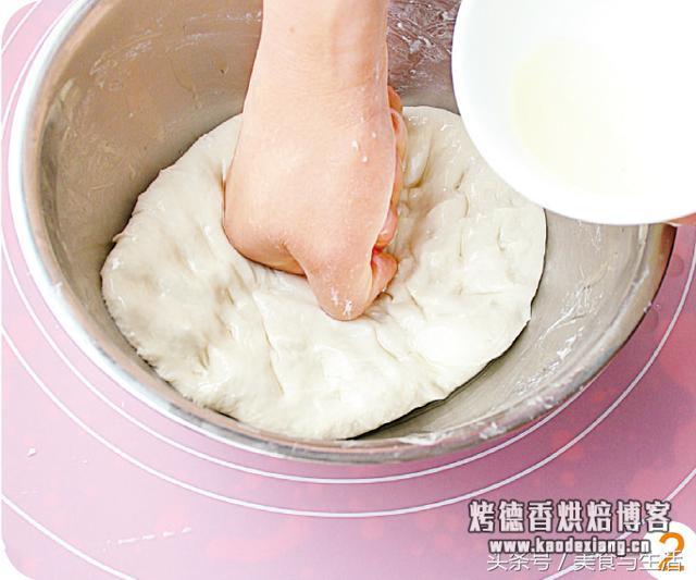 如何揉面不粘手 快来看看揉面的姿势 这样才能做出好的面食 一步一步教你揉