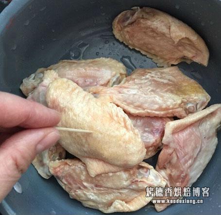 微波炉鸡翅的做法简单窍门，微波炉烤鸡翅要做的外酥脆里滑嫩，这些诀窍一定能帮到你！