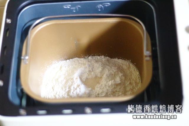 面包机一键式做出来的面包,又柔软又好吃,早餐吃它最讨懒人喜爱