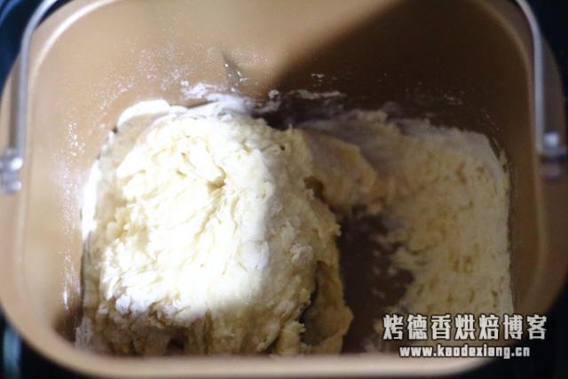 面包机一键式做出来的面包,又柔软又好吃,早餐吃它最讨懒人喜爱