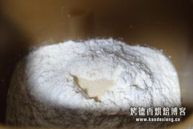 面包机一键式做出来的面包,又柔软又好吃,早餐吃它最讨懒人喜爱