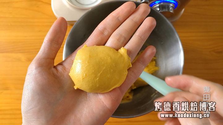 软绵香醇的南瓜吐司,制作步骤非常详细,让你在家也能轻松做