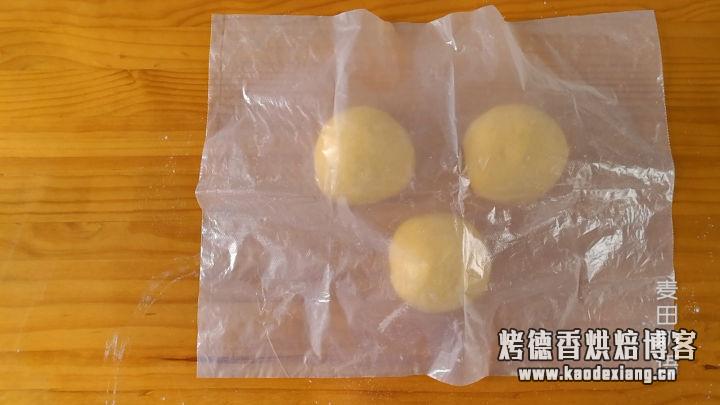软绵香醇的南瓜吐司,制作步骤非常详细,让你在家也能轻松做