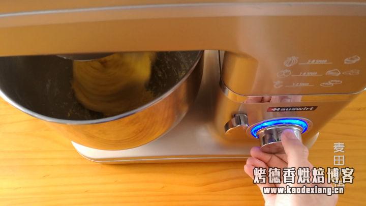 软绵香醇的南瓜吐司,制作步骤非常详细,让你在家也能轻松做