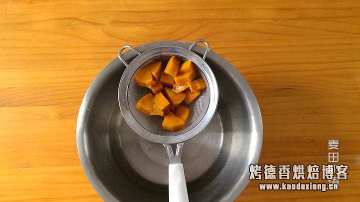 软绵香醇的南瓜吐司,制作步骤非常详细,让你在家也能轻松做