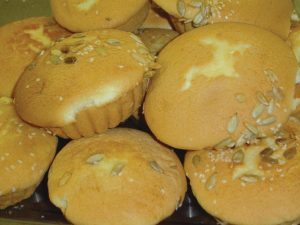 正宗无水蜂蜜蛋糕在家做，用料做法皆简单，柔软香甜老少皆宜