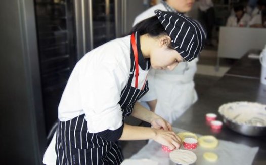 想学烘焙应该去厨师学校还是去蛋糕店跟着师傅实习？