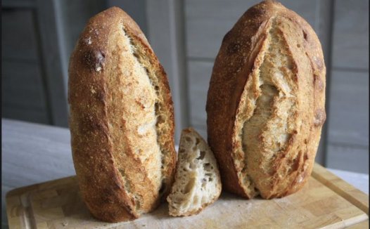 对于烘焙初学者，应该选择烤箱还是面包机？