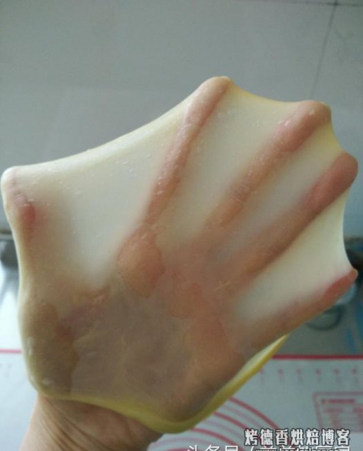 面包揉面包出膜技巧？史上最详细手工揉面方法，窍门、手法全在里面，包你做出成功面包